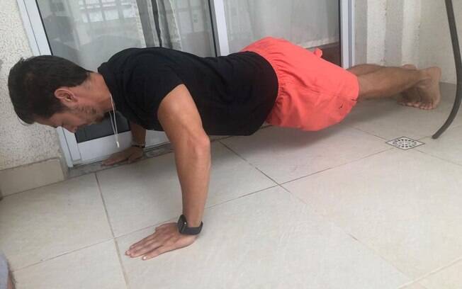 Treino funcional: na flexão de braços é preciso levantar o corpo por completo e o joelho pode ser flexionado para facilitar Treino funcional: na flexão de braços é preciso levantar o corpo por completo e o joelho pode ser flexionado para facilitar