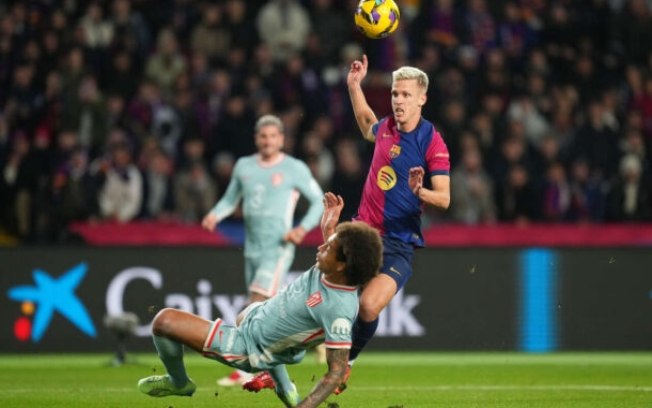 Dani Olmo em ação com a camisa do Barcelona