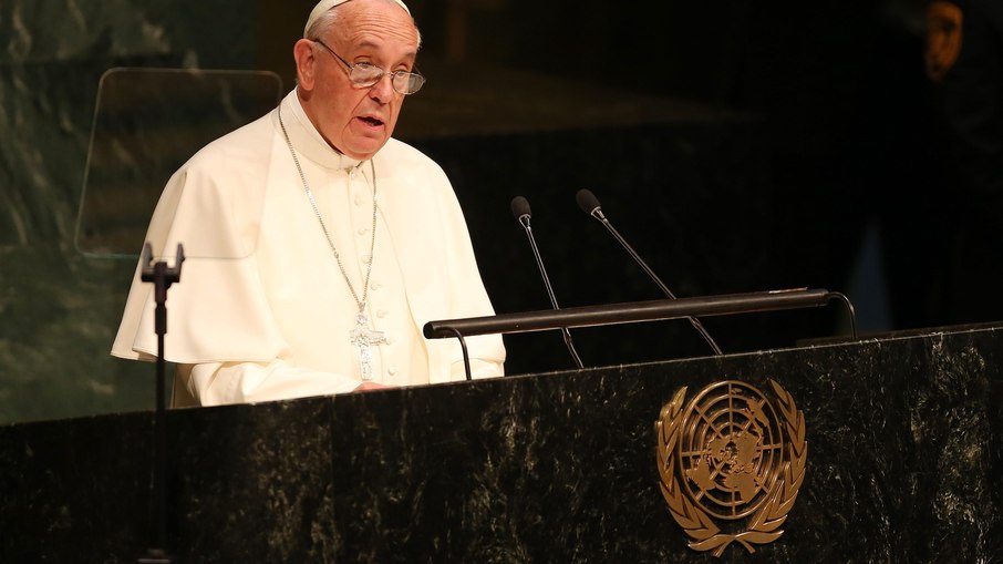Papa Francisco discursando na Assembleia Geral da ONU em 2015. Papa Francisco discursando na Assembleia Geral da ONU em 2015.