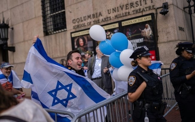 (27 ago) Protesto organizado por grupo de defesa dos judeus no entorno da Universidade de Columbia, em Nova York