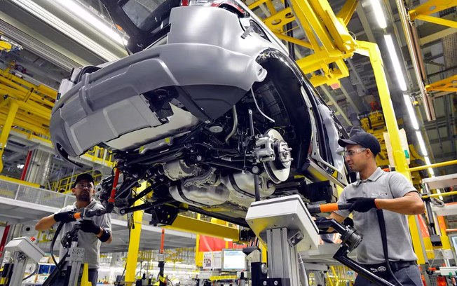 Fábrica da Land Rover paralisa operações no Brasil