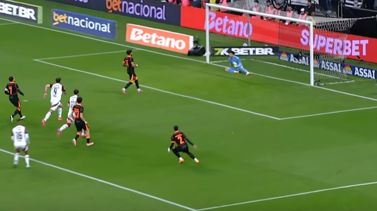 Yuri Alberto tenta cavadinha, Rossi defende e ainda provoca; veja