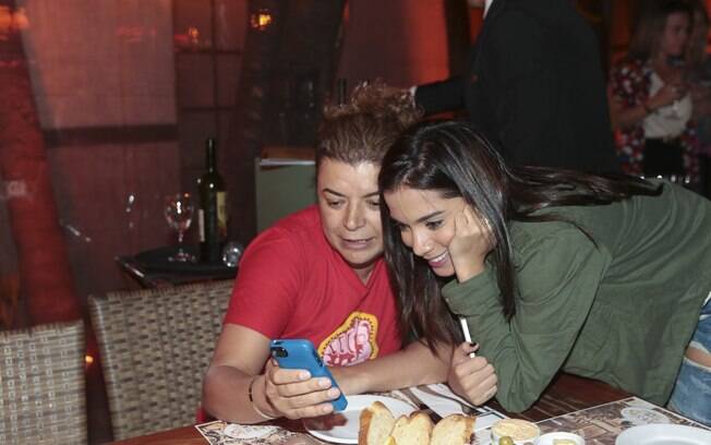 Foto: Anitta posa com o dono do Paris 6, Isaac Azar, durante evento do  restaurante - Purepeople
