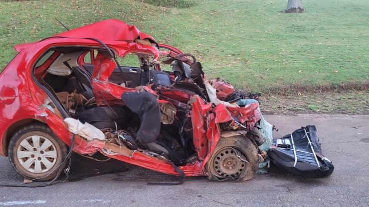 Colisão entre carro e carreta em rodovia deixa cinco mortos