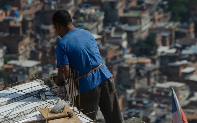 Homem trabalha exposto ao calor em uma construção no Rio de Janeiro em 17 de novembro de 2023
