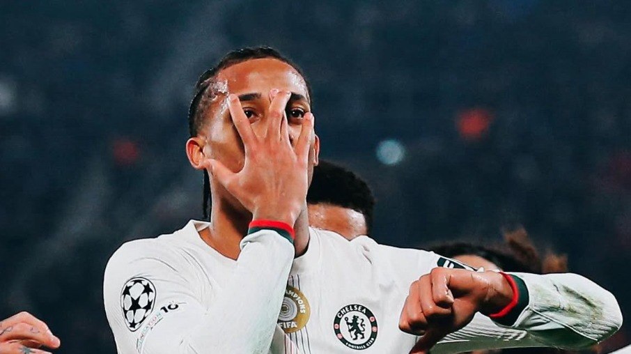 João Pedro comemora primeiro gol da carreira na Champions