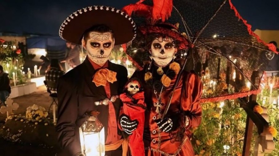 Casal comemora o Día de los Muertos em Guadalajara (Mex)