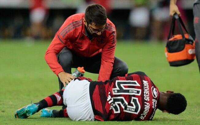 Matheus França sofre lesão no tornozelo direito, em vitória do Flamengo, e passará por exames