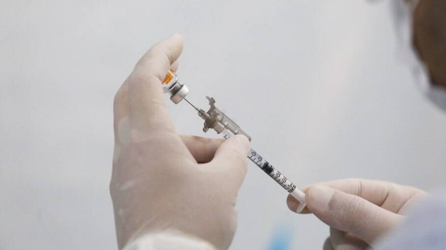 Maiores de 60 anos podem se cadastrar para receber doses restantes da vacina.