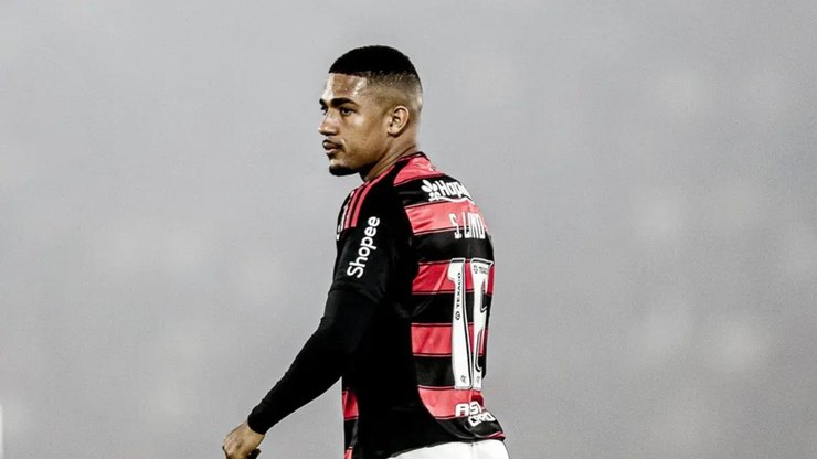 "Peladeiro": Samuel Lino é alvo de pichação na sede do Flamengo