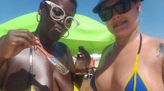 Ambulante que faz bronzeamento na Praia de Copacabana viraliza