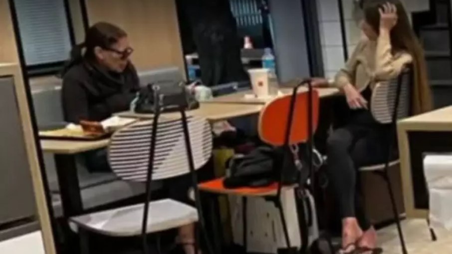 As duas chegvam de manhã e permaneciam no restaurante até a madrugada