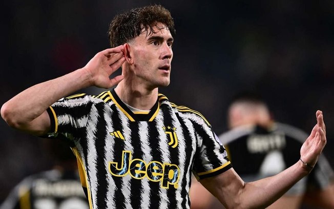 Vlahovic comemora gol marcado pela Juventus 