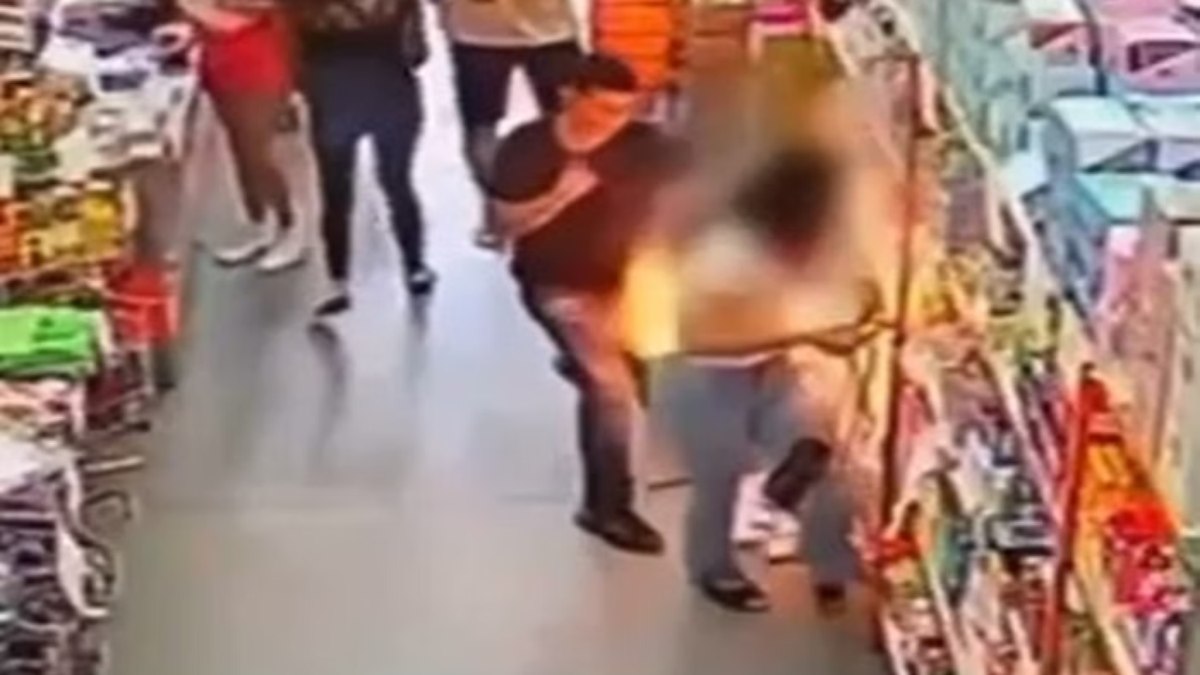 Uma câmera de segurança da loja onde ela estava registrou tudo Uma câmera de segurança da loja onde ela estava registrou tudo