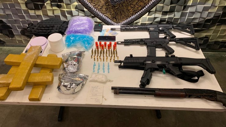 Líder de facção é preso com arsenal de armas e drogas em BH