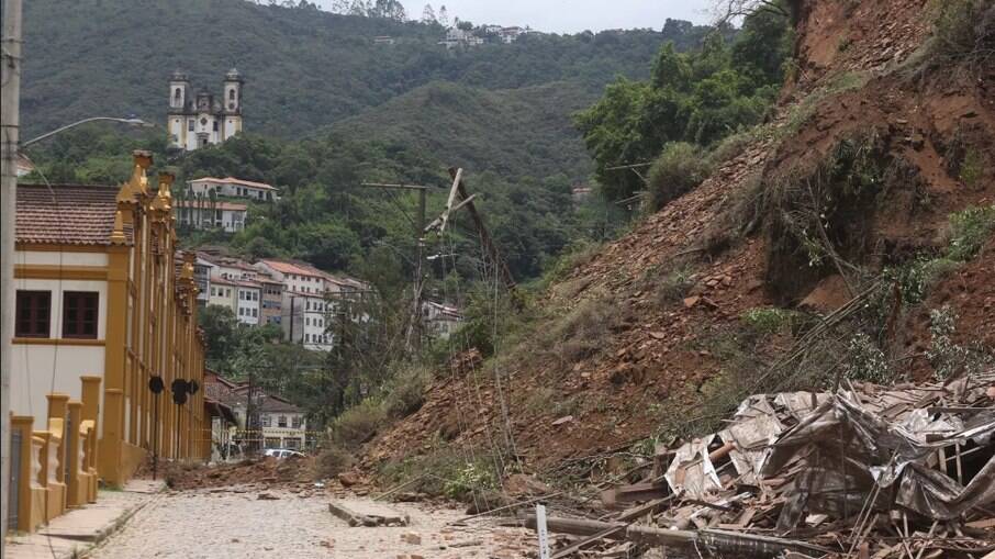 Ouro Preto: 80 famílias são evacuadas por risco de deslizamento
