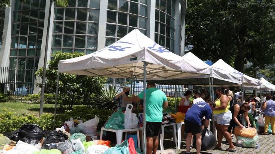 Voluntários recebem doações para as vítimas das chuvas em Petrópolis