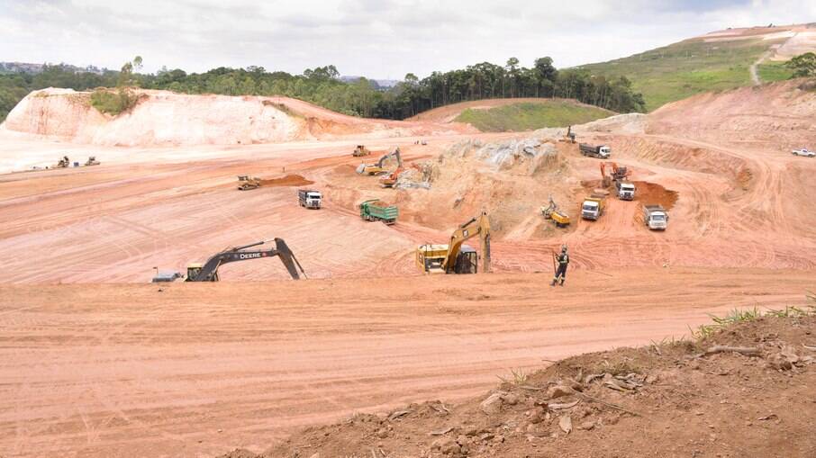 Moradores reclamaram que as obras de ampliação estariam perto demais das residências de aproximadamente 250 famílias, acarretando rachaduras nas moradias.