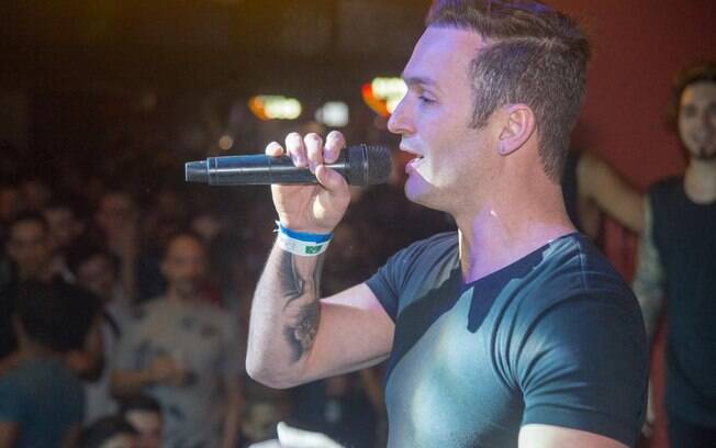 O ex-ginasta Diego Hypólito lançou o primeiro single de sua nova carreira como cantor.
