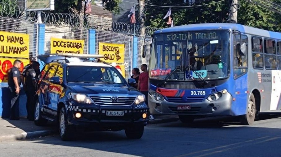 Eles ameaçaram o motorista com uma faca e subtraíram 44 reais do caixa, mas alguns passageiros reagiram, entrando em luta corporal, momento em que uma testemunha acionou agentes da Ronda Ostensiva (Romu) em patrulhamento preventivo na região. Eles ameaçaram o motorista com uma faca e subtraíram 44 reais do caixa, mas alguns passageiros reagiram, entrando em luta corporal, momento em que uma testemunha acionou agentes da Ronda Ostensiva (Romu) em patrulhamento preventivo na região.