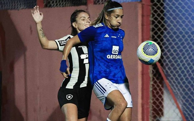 Sandoval, do Cruzeiro, recebe a marcação da botafoguense Karen.  No fim, melhor para as mineiras: 3 a 0