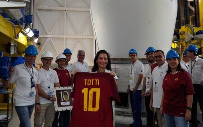 Roma enviou uma camisa do ídolo Totti ao espaço