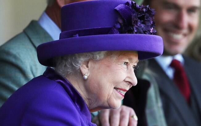 Rainha Elizabeth está isolada com príncipe Philip em castelo de Windsor durante pandemia