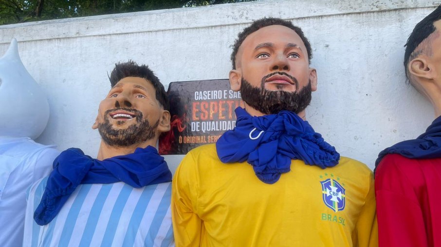 Jogadores de futebol, políticos, atores e atrizes e outros são retratados nas figuras dos bonecos gigantes do Carnaval de Olinda