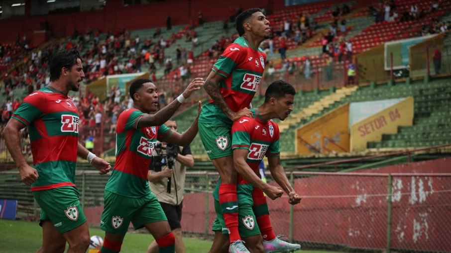 No alto, Maceió comemora com companheiros em jogo do Paulistão 2026