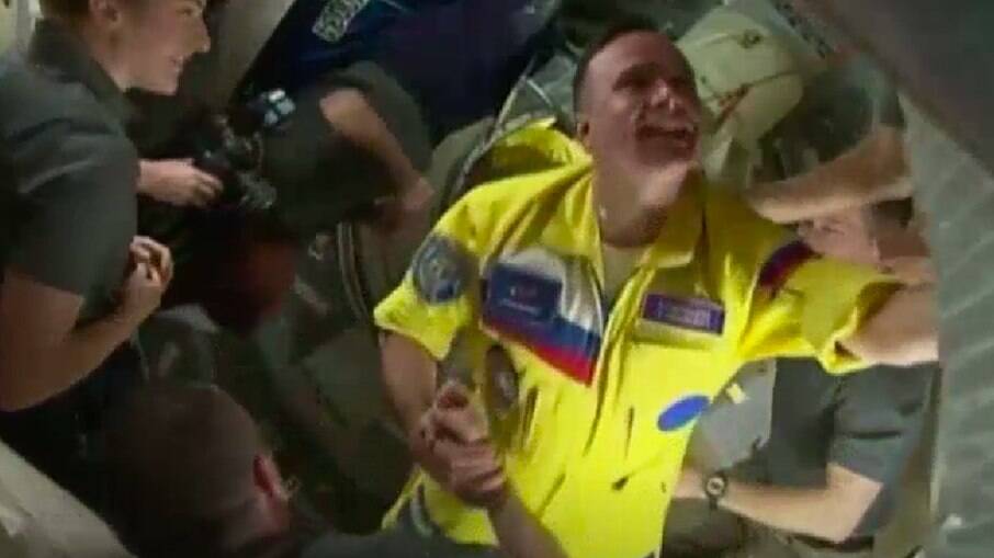 Astronautas russos são recebidos por colegas na Estação Espacial Internacional