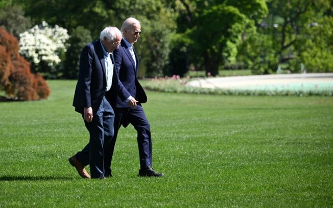 (Arquivo) O presidente Joe Biden e o senador Bernie Sanders, na Casa Branca