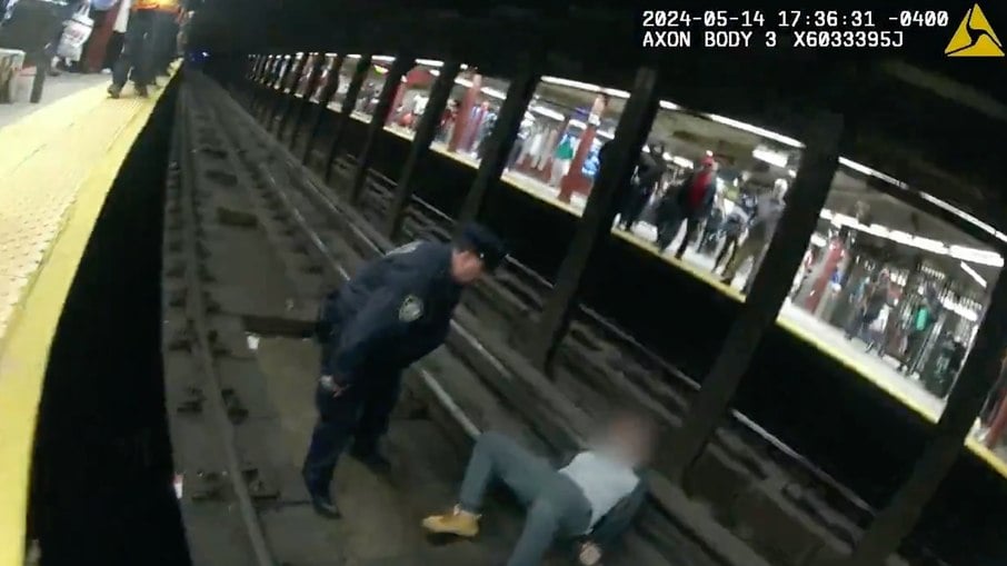 Homem foi salvo por policiais após convulsionar em estação de metrô e cair sobre os trilhos