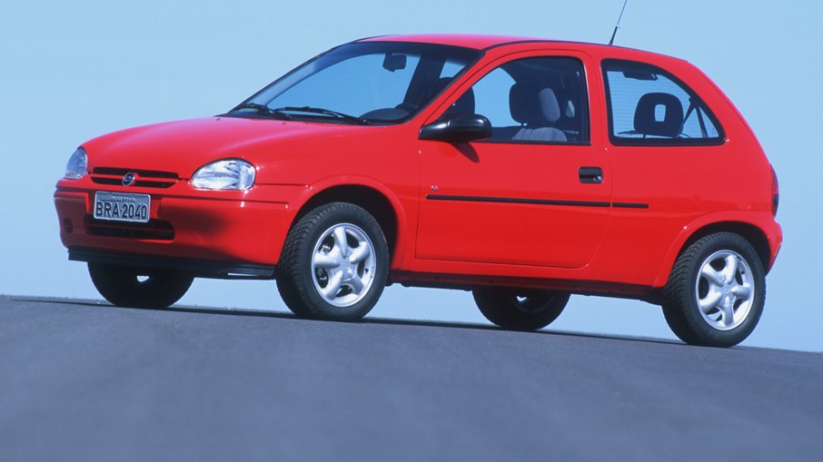 Corsa GL 1994 já trazia mais equipamentos, para-choques na cor da carroceria e rodas de liga leve