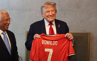Jogando pela paz: Cristiano Ronaldo presenteia Trump com camisa