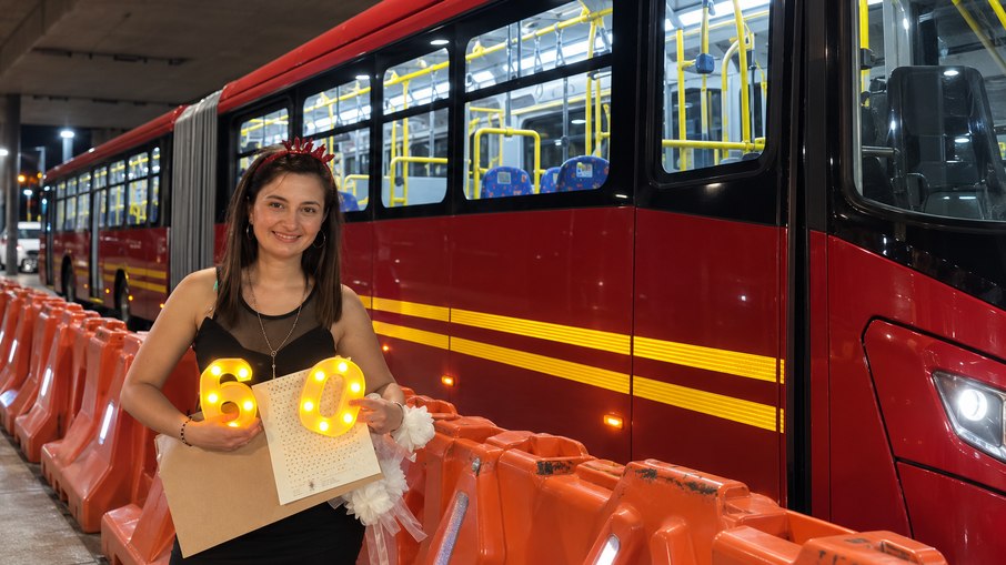 Yeline Lizbeth Patiño se casou com a linha A60/F60 do TransMilenio, sistema de ônibus de Bogotá Yeline Lizbeth Patiño se casou com a linha A60/F60 do TransMilenio, sistema de ônibus de Bogotá