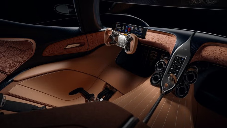 Cabine do Bugatti Destrier substitui o ambiente de competição do Bolide por acabamento mais sofisticado e artesanal. Cabine do Bugatti Destrier substitui o ambiente de competição do Bolide por acabamento mais sofisticado e artesanal.