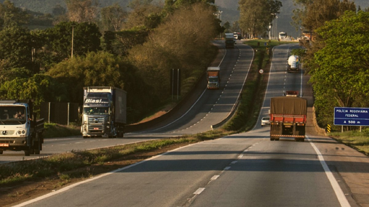 Rodovia é a principal ligação entre Belo Horizonte (MG) e São Paulo (SP), Rodovia é a principal ligação entre Belo Horizonte (MG) e São Paulo (SP),