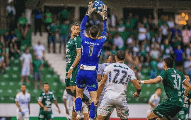 Lucas França sai em defesa dos goleiros do Guarani