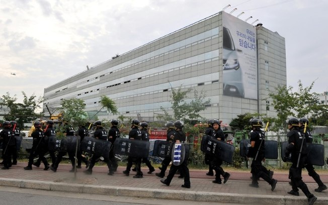 Um contingente da polícia de choque do lado de fora dos escritórios da Ssangyong na Coreia do Sul, em 6 de agosto de 2009