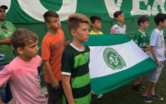 Crianças lamentam tragédia com a Chapecoense