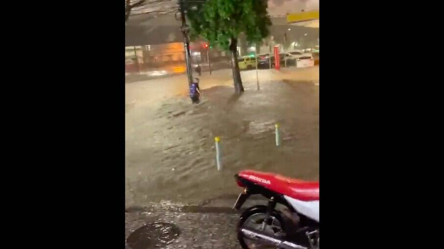Chuva deixa ruas alagadas no Rio de Janeiro