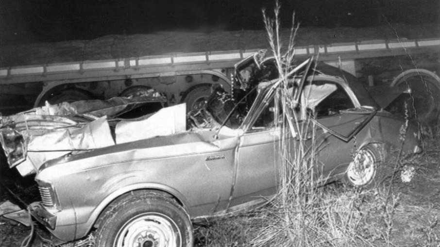 Foto do carro que Juscelino Kubitschek ocupava quando sofreu acidente, em 1976. 