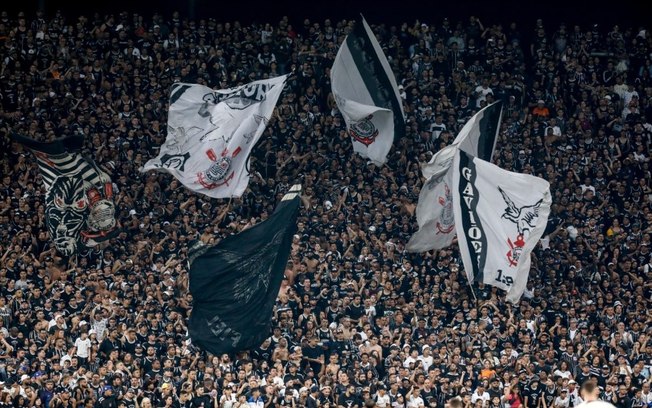 Torcida do Corinthians protesta após empate com o Atlético-MG: ‘Time sem vergonha’