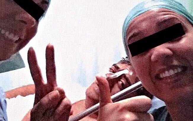 Cirurgiões tiram selfie com paciente em hospital da Itália e serão processadas pela família