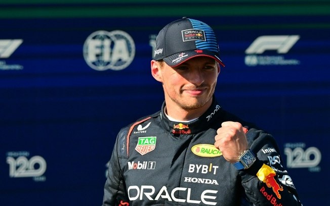 O piloto holandês Max Verstappen, da Red Bull, comemora após conquistar a pole position do Grande Prêmio de Fórmula 1 da Emilia Romagna, no Autódromo Enzo e Dino Ferrari, em Ímola, no dia 18 de maio de 2024