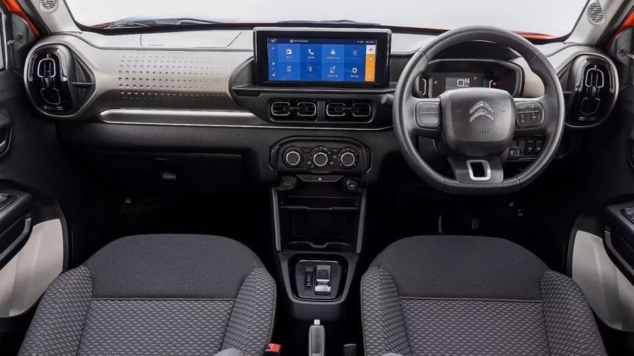 Citroën C3 elétrico possui quase o mesmo interior do modelo a gasolina, seletor de marchas é principal diferença 