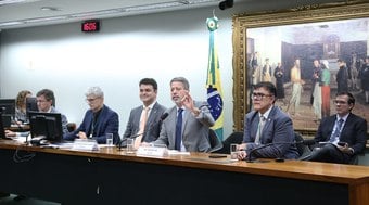 Lira%20prop%C3%B5e%20ampliar%20desconto%20do%20IR%20para%20baixa%20e%20m%C3%A9dia%20renda