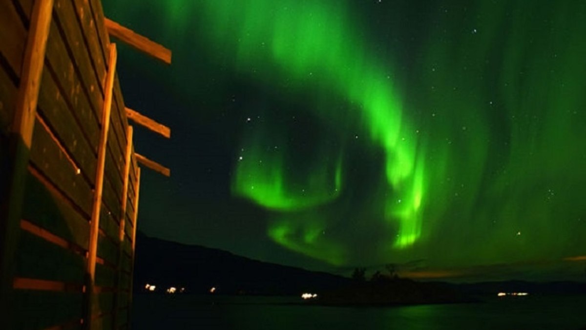 Tempestades solares aumentam a chance de auroras e podem causar interrupções temporárias em sinais de energia e rádio. 