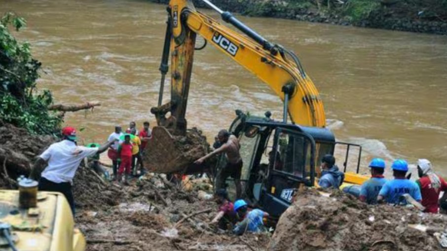 Operação de resgate em andamento em uma área afetada por enchentes em Kerala, na Índia