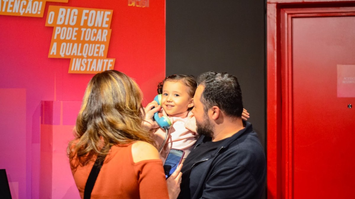 Família se diverte com Big Fone no gexperience